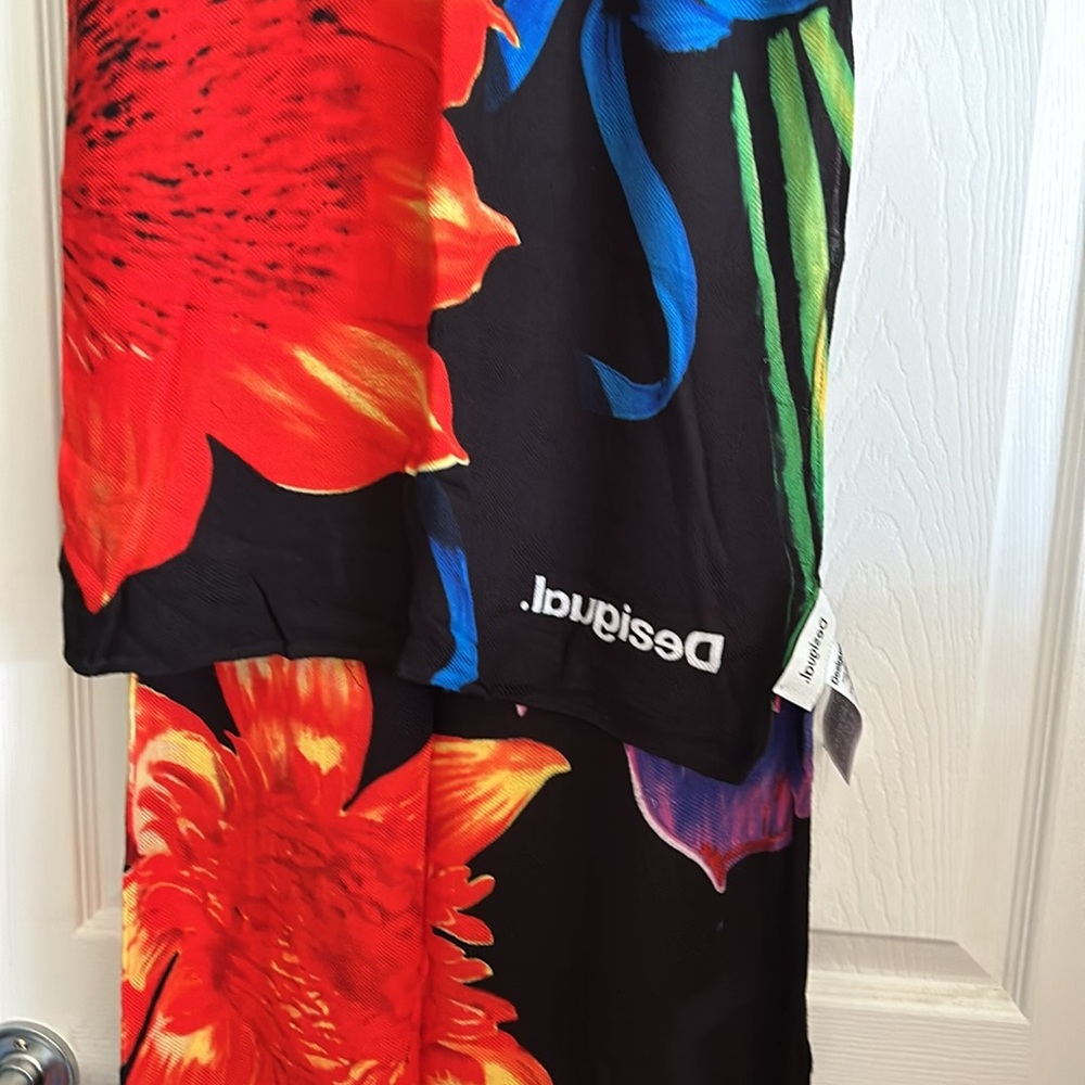 Desigual scarf in very good condition, it is soft & with vibrant colour,